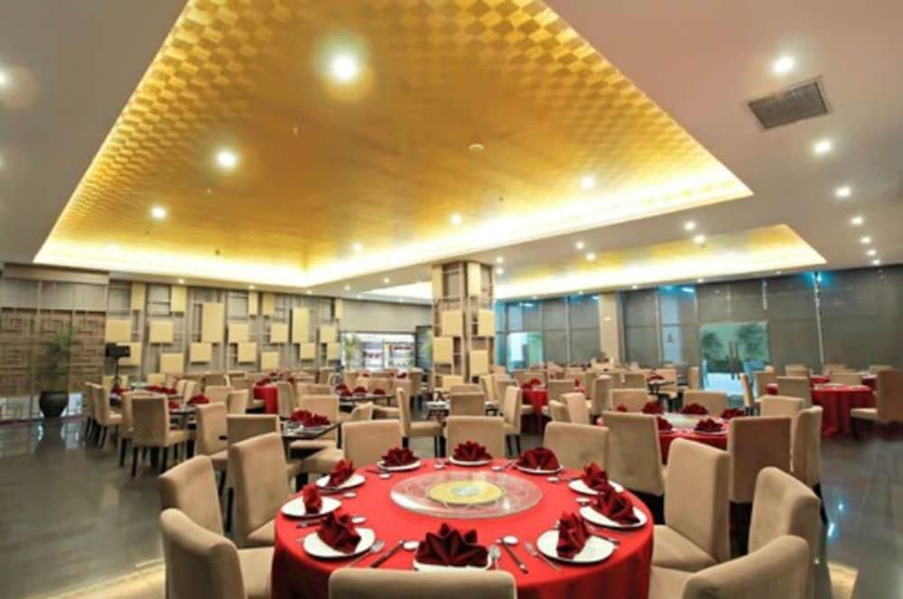 Platinum Hotel & Convention Hall Balikpapan Esterno foto